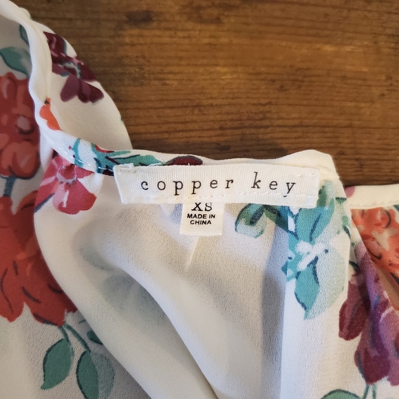 Floral Print Cold Shoulder Tie Neck Top - Picture 4 of 5